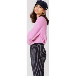 Samsoe & Samsoe Krótki sweter z okrągłym dekoltem Nor - Pink. Różowe swetry klasyczne damskie Samsøe & Samsøe, z okrągłym kołnierzem. Za 404,95 zł.