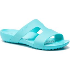 Klapki CROCS - Serena Slide W 205675 Pool. Niebieskie klapki damskie Crocs, bez wzorów, z tworzywa sztucznego, bez obcasa. W wyprzedaży za 129,00 zł.