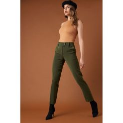 NA-KD Trend Spodnie garniturowe z guzikami - Green. Zielone spodnie damskie marki NA-KD Trend, z podwyższonym stanem. Za 161,95 zł.