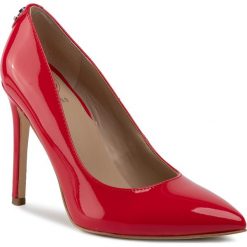 Szpilki GUESS - Crew2 FL5CW2 PAF08 RED. Czerwone półbuty damskie Guess, z aplikacjami, ze skóry ekologicznej, eleganckie, bez obcasa, na obcasie, bez zapięcia. Za 589,00 zł.