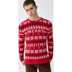 Świąteczny sweter „Merry Christmas”. Czerwone swetry klasyczne męskie marki Pull&Bear, m, wizytowe. Za 109,00 zł.