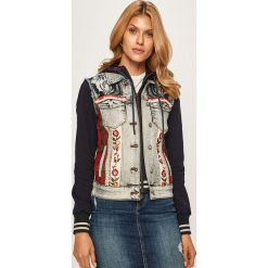 Desigual - Kurtka jeansowa. Niebieskie kurtki damskie Desigual, z haftami, z elastanu, krótkie. W wyprzedaży za 399,90 zł.