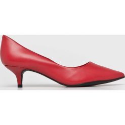 Answear - Szpilki. Czerwone szpilki ANSWEAR, bez wzorów, ze skóry, bez obcasa, na obcasie, bez zapięcia. W wyprzedaży za 149,90 zł.