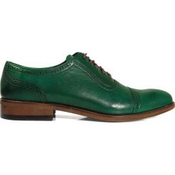 Unikatowe zielone brogsy typu adelaide T137. Zielone buty wizytowe męskie Modini Moda Męska, ze skóry, bez zapięcia. W wyprzedaży za 270,00 zł.