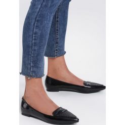 Czarne Mokasyny Show The Way. Czarne mokasyny damskie ballada, bez wzorów, ze skóry, ze szpiczastym noskiem, bez obcasa, na płaskiej podeszwie, bez zapięcia. Za 39,99 zł.