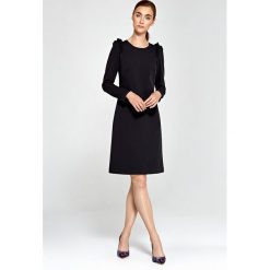 Czarna sukienka z falbankami na ramionach. Czarne sukienki damskie NIFE, xl, bez wzorów, z elastanu, z falbankami, bez rękawów, trapezowe. Za 179,00 zł.