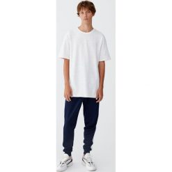 Koszulka z dzianiny dresowej z krótkim rękawem. Szare bluzy męskie Pull&Bear, m, bez wzorów, z dzianiny, bez kołnierzyka, z krótkim rękawem, krótkie. Za 79,90 zł.