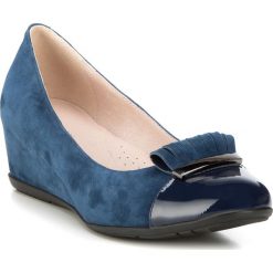 Buty damskie. Niebieskie czółenka damskie Wittchen, do pracy, z aplikacjami, ze skóry, na wysokim obcasie. W wyprzedaży za 199,90 zł.