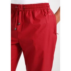 Rains Spodnie treningowe scarlet. Czerwone spodnie dresowe damskie Rains, s, z poliesteru. Za 299,00 zł.