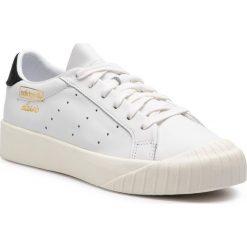 Buty adidas - Everyn W CQ2042 Ftwwht/Ftwwht/Cblack. Białe buty sportowe damskie Adidas, na co dzień, bez wzorów, ze skóry ekologicznej, bez obcasa, na płaskiej podeszwie, bez zapięcia. W wyprzedaży za 279,00 zł.