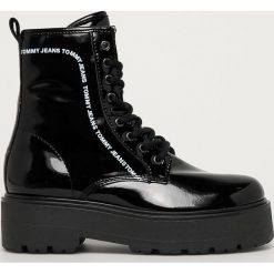 Tommy Jeans - Workery. Czarne workery damskie Tommy Jeans, z jeansu, z okrągłym noskiem, bez obcasa, na obcasie, na sznurówki. Za 799,90 zł.