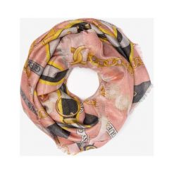 Guess Szalik Różowy Beżowy. Różowe szaliki damskie Guess, z aplikacjami, z wiskozy. Za 219,95 zł.