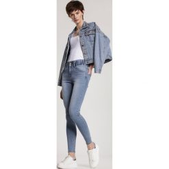 Jasnoniebieskie Jeansy Skinny Kleonassa. Niebieskie jeansy damskie Renee, l, bez wzorów, z jeansu. Za 109,99 zł.