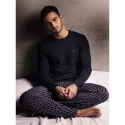 Piżama męska Emporio Armani 1117919A567. Piżamy męskie Emporio Armani, m, bez wzorów, z długim rękawem. Za 465,00 zł.