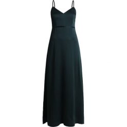 IVY & OAK STRAP DRESS Suknia balowa bottle green. Zielone sukienki damskie marki IVY & OAK, bez wzorów, z wiskozy, wizytowe, bez kołnierzyka, bez rękawów. Za 799,00 zł.