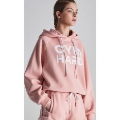 Bluza z kapturem Gym Hard - Różowy. Różowe bluzy damskie Sinsay, s, bez wzorów, bez rękawów, z kapturem. W wyprzedaży za 49,99 zł.