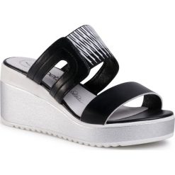 Klapki BETSY - 907046/01-05 Black/White. Czarne klapki damskie Betsy, bez wzorów, ze skóry ekologicznej, bez obcasa, na koturnie. W wyprzedaży za 139,00 zł.