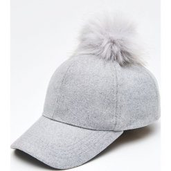 Czapka z puchatym pomponem - Jasny szary. Szare czapki damskie marki Cropp. Za 39,99 zł.