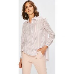 Answear - Koszula Stripes Vibes. Czerwone bluzki damskie ANSWEAR, na co dzień, s, w paski, z elastanu, klasyczne, z klasycznym kołnierzykiem, z długim rękawem. W wyprzedaży za 59,90 zł.