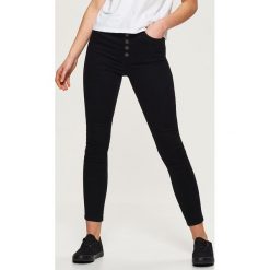 Spodnie high waist skinny - Czarny. Czarne rurki damskie marki Cropp. Za 79,99 zł.