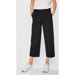 Vans - Spodnie. Czarne spodnie damskie Vans, z haftami, z elastanu, casualowe. W wyprzedaży za 179,90 zł.
