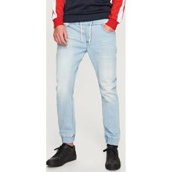 Spodnie męskie: Jeansowe joggery slim fit – Niebieski