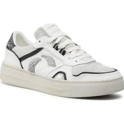 Sneakersy CRIME LONDON - Low Top Off Court 25101AA3.10 White. Białe półbuty damskie Crime London, bez wzorów, ze skóry, bez kołnierzyka. Za 799,00 zł.