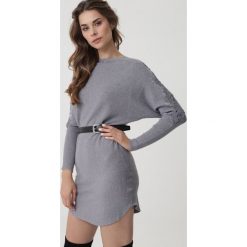 Szara Sukienka Birkdale. Szare sukienki damskie Born2be, s, z aplikacjami, z dzianiny, z okrągłym kołnierzem, bez rękawów. Za 119,99 zł.