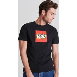 T-shirt z nadrukiem LEGO - Czarny. Czarne t-shirty męskie Reserved, s, z nadrukiem, bez kołnierzyka. Za 59,99 zł.