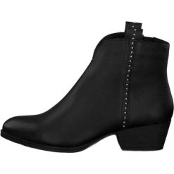 Tamaris Botki damskie 1-1-25975-33 001 Black (rozmiar 39). Czarne botki damskie Tamaris. W wyprzedaży za 191,00 zł.
