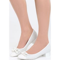 Białe Czółenka Thing Called Love. Białe czółenka damskie marki Born2be, bez wzorów, na niskim obcasie, na słupku. Za 59,99 zł.