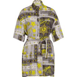 Sukienka koszulowa Versace Jeans D2HTB426. Szare sukienki damskie Versace Jeans, bez wzorów, z poliesteru, z koszulowym kołnierzykiem, bez rękawów, koszulowe. W wyprzedaży za 699,00 zł.