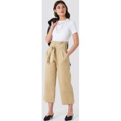 NA-KD Trend Szerokie spodnie bawełniane z wiązaniem w talii - Beige. Brązowe spodnie z wysokim stanem marki NA-KD Trend, w paski, z bawełny. Za 202,95 zł.