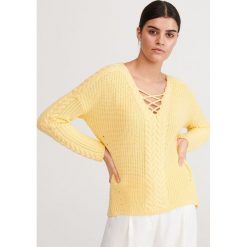 Sweter z ozdobym splotem - Żółty. Żółte swetry damskie Reserved, s, z aplikacjami, ze splotem, bez rękawów, bez kaptura. Za 79,99 zł.