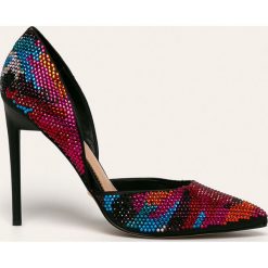 Marciano Guess - Szpilki. Szpilki MARCIANO GUESS, z aplikacjami, ze skóry, bez obcasa, na obcasie, bez zapięcia. Za 839,90 zł.