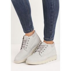 Jasnoszare Traperki Great Deal. Szare buty zimowe damskie Born2be, z okrągłym noskiem, na niskim obcasie. Za 99,99 zł.