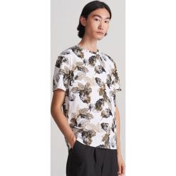 T-shirt z roślinnym nadrukiem - Biały. Białe t-shirty męskie Reserved, xl, z nadrukiem, bez kołnierzyka. W wyprzedaży za 19,99 zł.