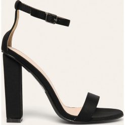 Glamorous - Sandały. Czarne sandały damskie Glamorous, bez wzorów, z materiału, bez obcasa, na obcasie, na klamry. W wyprzedaży za 139,90 zł.