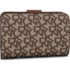 Duży Portfel Damski DKNY - Bryant Sm Carryall R831J659 Chino Logo-Vic CVU. Pomarańczowe portfele damskie DKNY, bez wzorów, ze skóry ekologicznej. W wyprzedaży za 279,00 zł.