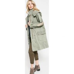 Pepe Jeans - Kurtka. Zielone kurtki damskie marki Pepe Jeans, s, z elastanu, z kapturem. W wyprzedaży za 399,90 zł.