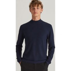 Wiskozowy sweter ze stójką - Granatowy. Niebieskie swetry męskie Reserved, s, bez wzorów, z wiskozy, ze stójką, bez kaptura. Za 119,99 zł.