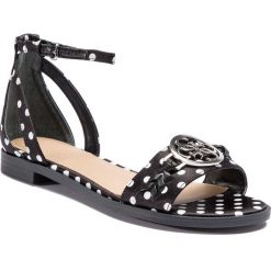 Sandały GUESS - Reaka3 FL6RK3 FAP03 BLACK. Czarne klapki damskie Guess, z aplikacjami, ze skóry ekologicznej, bez obcasa, na obcasie. W wyprzedaży za 399,00 zł.
