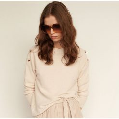 Lekki sweter - Kremowy. Białe swetry damskie Reserved, s, bez wzorów, bez rękawów, bez kaptura. Za 79,99 zł.