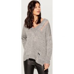 Sweter z efektem damage - Szary. Szare swetry damskie Mohito, s, bez wzorów, bez rękawów, bez kaptura. W wyprzedaży za 99,99 zł.