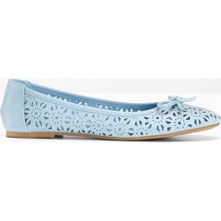 Baleriny w 2 szerokościach bonprix jasnoniebieski. Niebieskie baleriny damskie bonprix, bez wzorów, bez obcasa. Za 34,99 zł.
