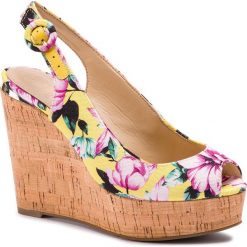 Sandały GUESS - Hardy3 FL6HD3 FAP04 YELLO. Żółte klapki damskie Guess, z aplikacjami, ze skóry, bez obcasa, na obcasie. W wyprzedaży za 539,00 zł.
