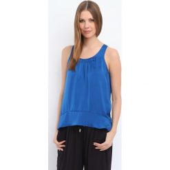 BLUZKA BEZ RĘKAWÓW LUŹNA, Z FALBANKAMI. Niebieskie bluzki damskie Top Secret, bez wzorów, eleganckie, z falbankami, bez rękawów. W wyprzedaży za 24,99 zł.