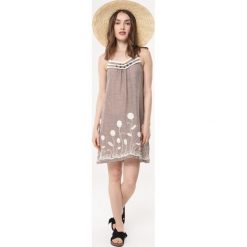Khaki Sukienka Breathless. Brązowe sukienki damskie Born2be, na imprezę, na lato, s, z haftami, eleganckie, bez kołnierzyka, bez rękawów, mini. Za 59,99 zł.