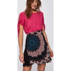 Desigual - Spódnica. Czarne spódniczki damskie Desigual, na co dzień, s, bez wzorów, z elastanu, casualowe, z podwyższonym stanem, midi, rozkloszowane. W wyprzedaży za 149,90 zł.