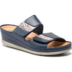 Klapki DR. BRINKMANN - 701364 Blau 5. Niebieskie klapki damskie Dr. Brinkmann, bez wzorów, ze skóry, bez obcasa, na obcasie. W wyprzedaży za 189,00 zł.